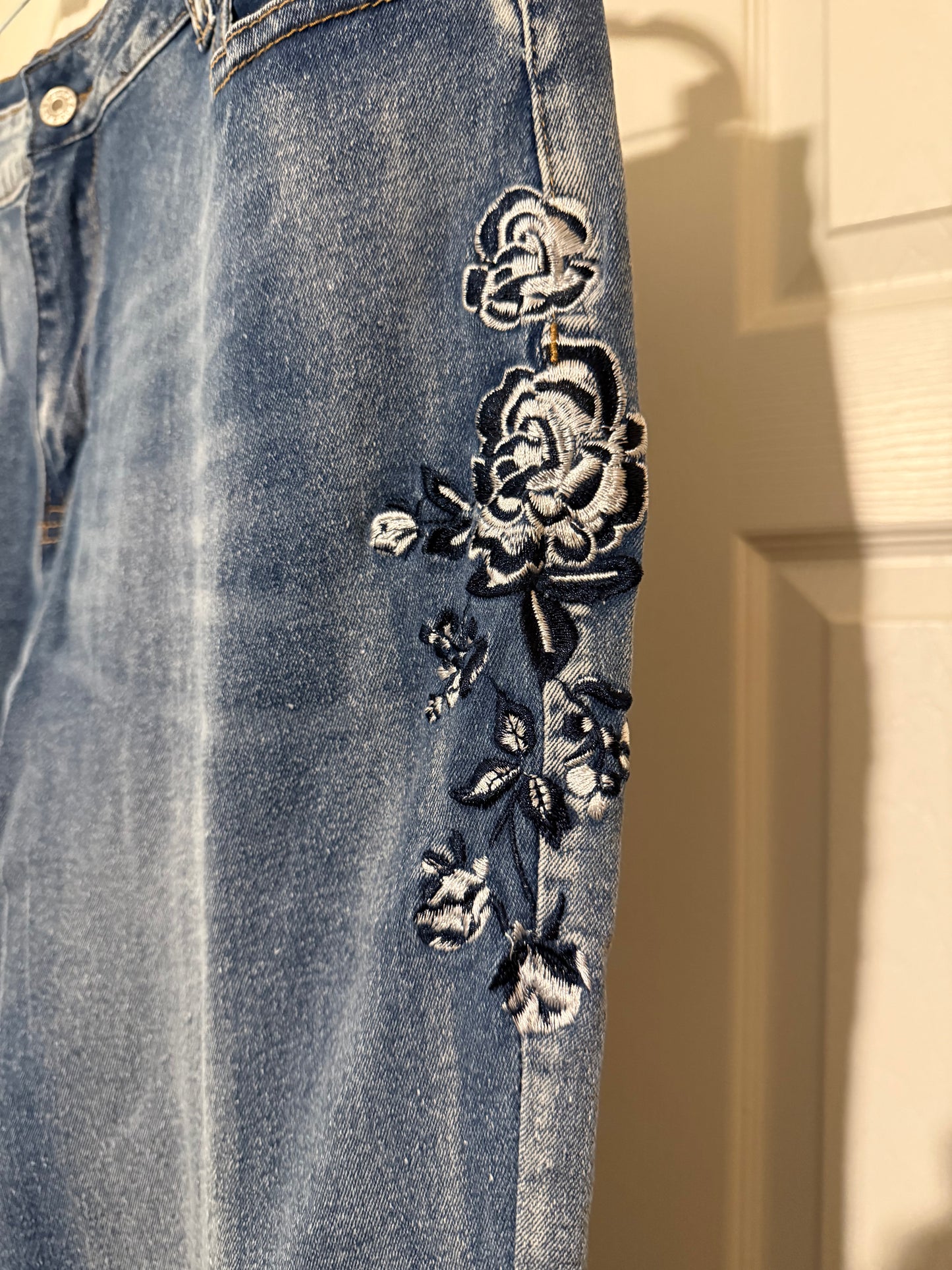 Vintage floral embroidered flare jeans, stretchy